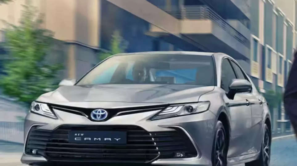 Toyota ने पेश की ऑल न्यू फुली हाइब्रिड Camry, इंटीरियर और एक्सटीरियर में किए ये बदलाव