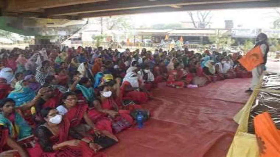 MP Anganwadi Workers Strike: इंदौर में आंगनवाड़ी कार्यकर्ता सड़कों पर, वेतन वृद्धि सहित कई मांगों को लेकर अड़े