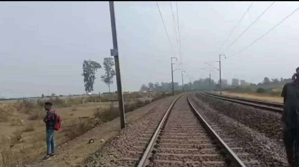 एमपी के उमरिया जिले में चलती हुई ट्रेन से गिरा युवक आई गंभीर रूप से चोट, जिंदगी और मौत के बीच चल रहा जंग