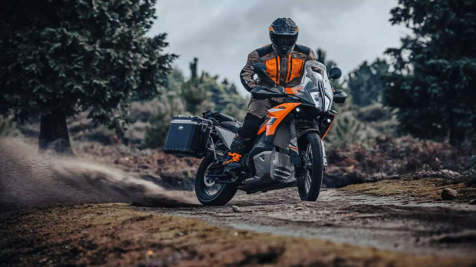 KTM Adventure 890 हो चुकी है लॉन्च, जानिए इस महंगी बाइक के खास फीचर्स और दमदार परफॉर्मेंस के बारे में