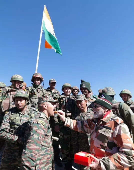 प्रधानमंत्री मोदी ने भारत के वीर जवानों के साथ मनाई दिवाली, अपने हाथों से खिलाई मिठाई, दी महापर्व की शुभकामनाएं