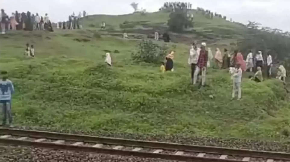 jalgao train stone pelting 